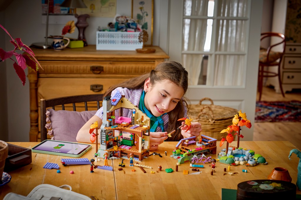 construction LEGO® Friends 42705 La Cabane Chaleureuse dans la Forêt