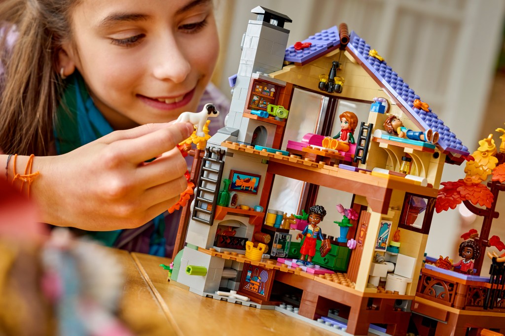 détails LEGO® Friends 42705 La Cabane Chaleureuse dans la Forêt