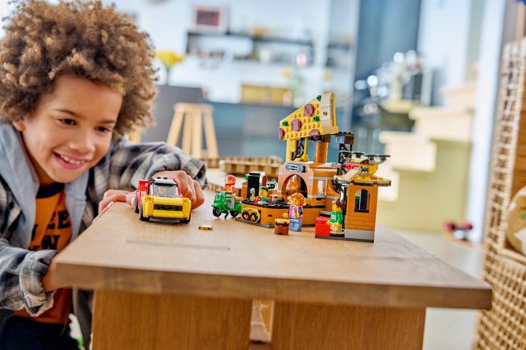 LEGO City 60496 La Pizzeria et ses Véhicules de Livraison