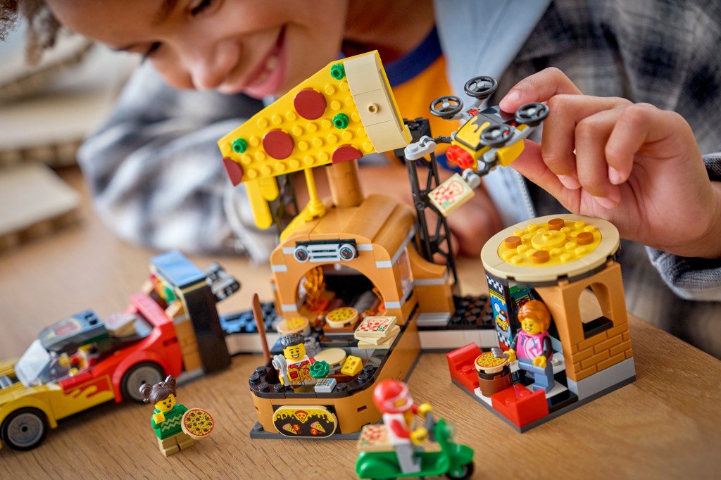détails LEGO City 60496 La Pizzeria et ses Véhicules de Livraison