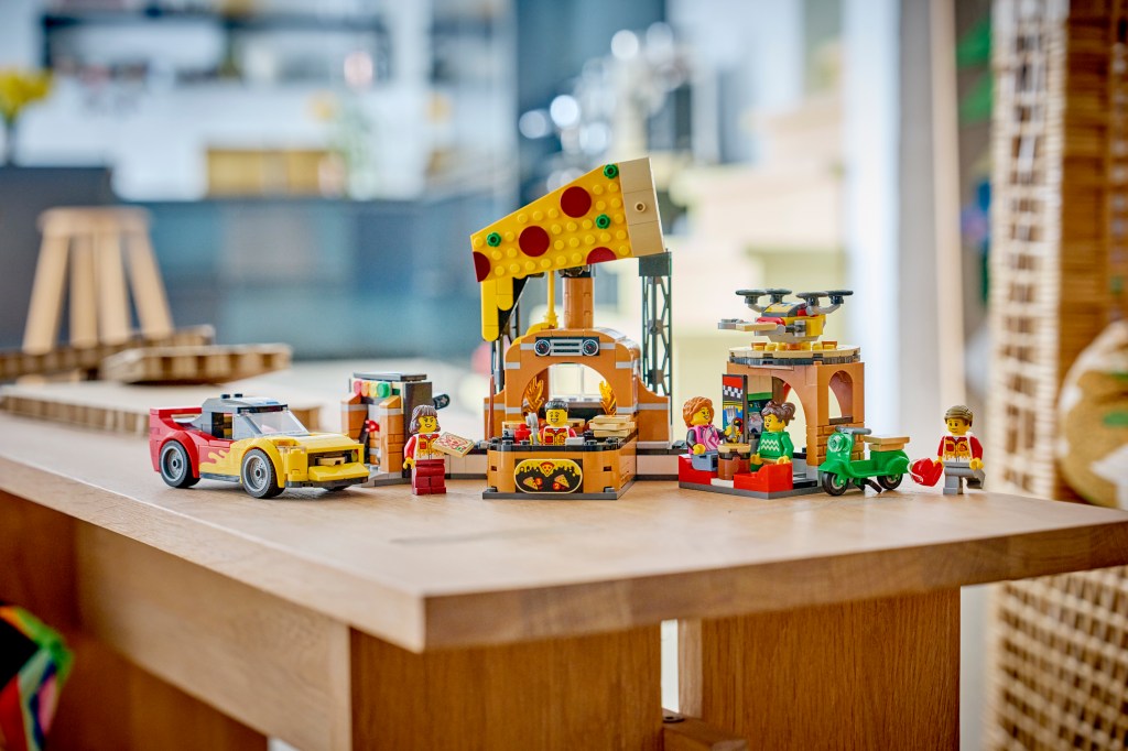 LEGO City 60496 La Pizzeria et ses Véhicules de Livraison