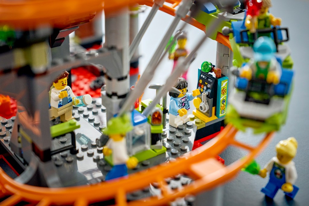 détails LEGO City 60501 Le Parc d'Attractions de Lava Land