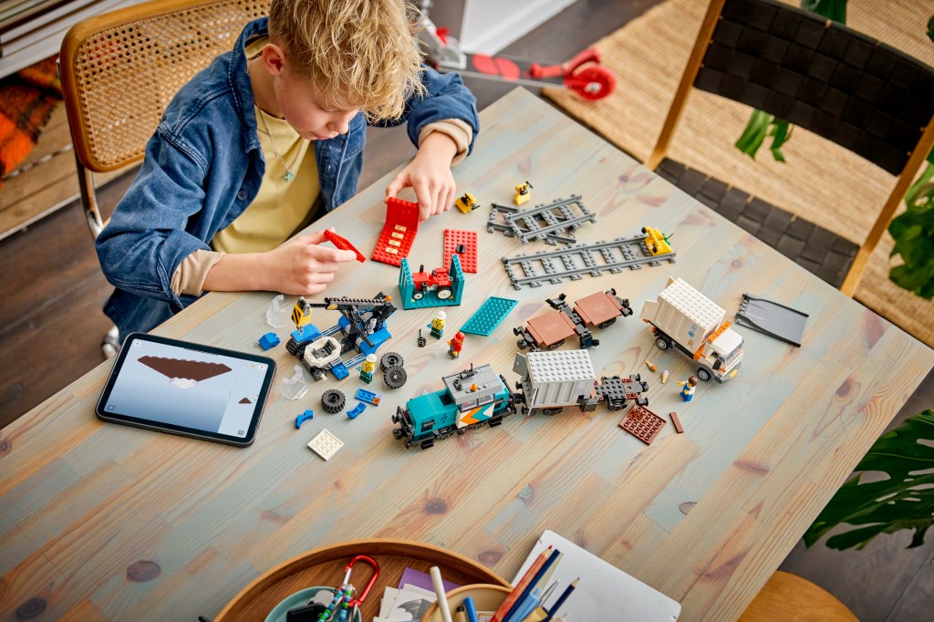 construction LEGO City 60509 Le Train de Marchandises du Port avec Grue et Camion