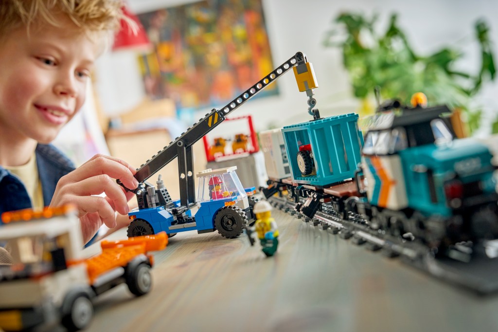 détails LEGO City 60509 Le Train de Marchandises du Port avec Grue et Camion