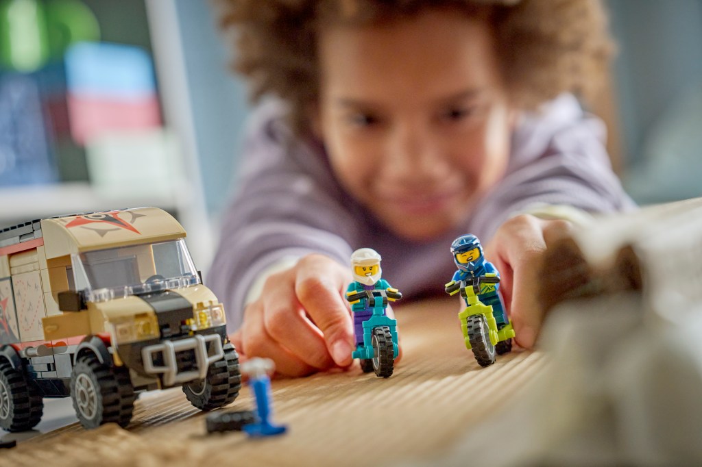 détails LEGO City 60512 Le Camping-Car d'Aventures et ses VTT