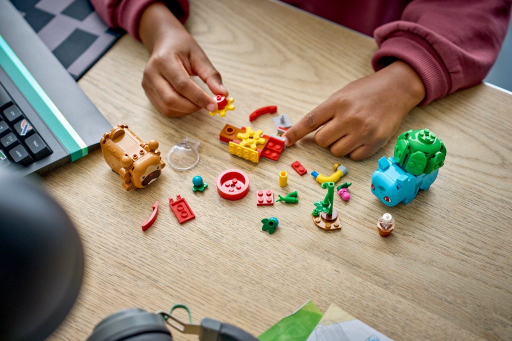 construction LEGO Pokémon 72155 SMART Play : Bulbizarre et Keunotor, délice de baies