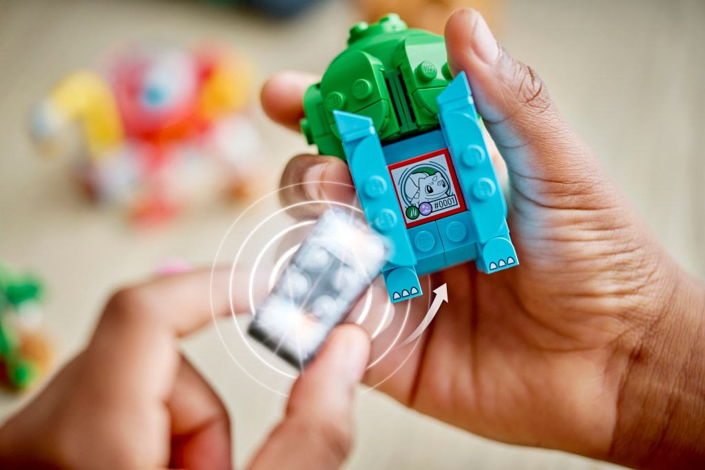détails LEGO Pokémon 72155 SMART Play : Bulbizarre et Keunotor, délice de baies