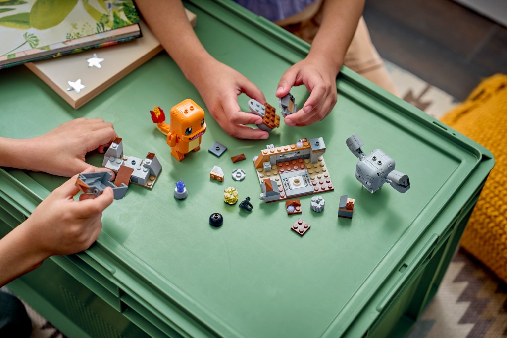 construction LEGO Pokémon 72157 SMART Play : Salamèche et Racaillou, le combat dans la grotte