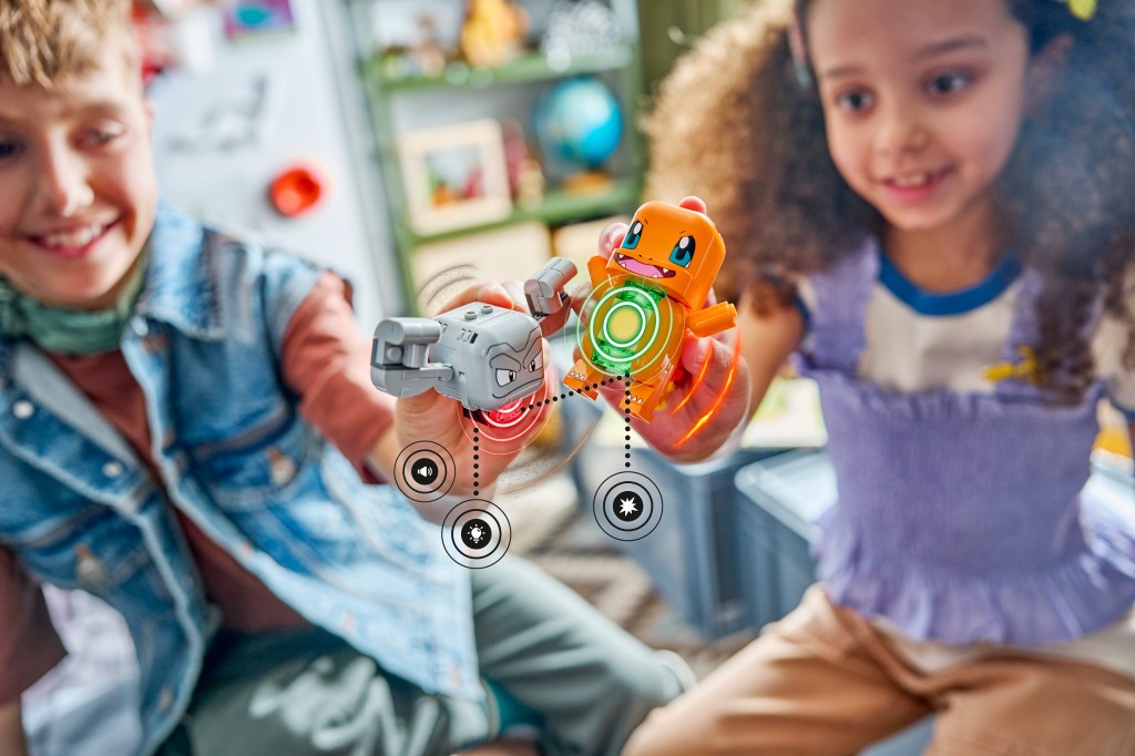 LEGO Pokémon 72157 SMART Play : Salamèche et Racaillou, le combat dans la grotte