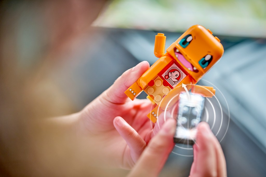 détails LEGO Pokémon 72157 SMART Play : Salamèche et Racaillou, le combat dans la grotte