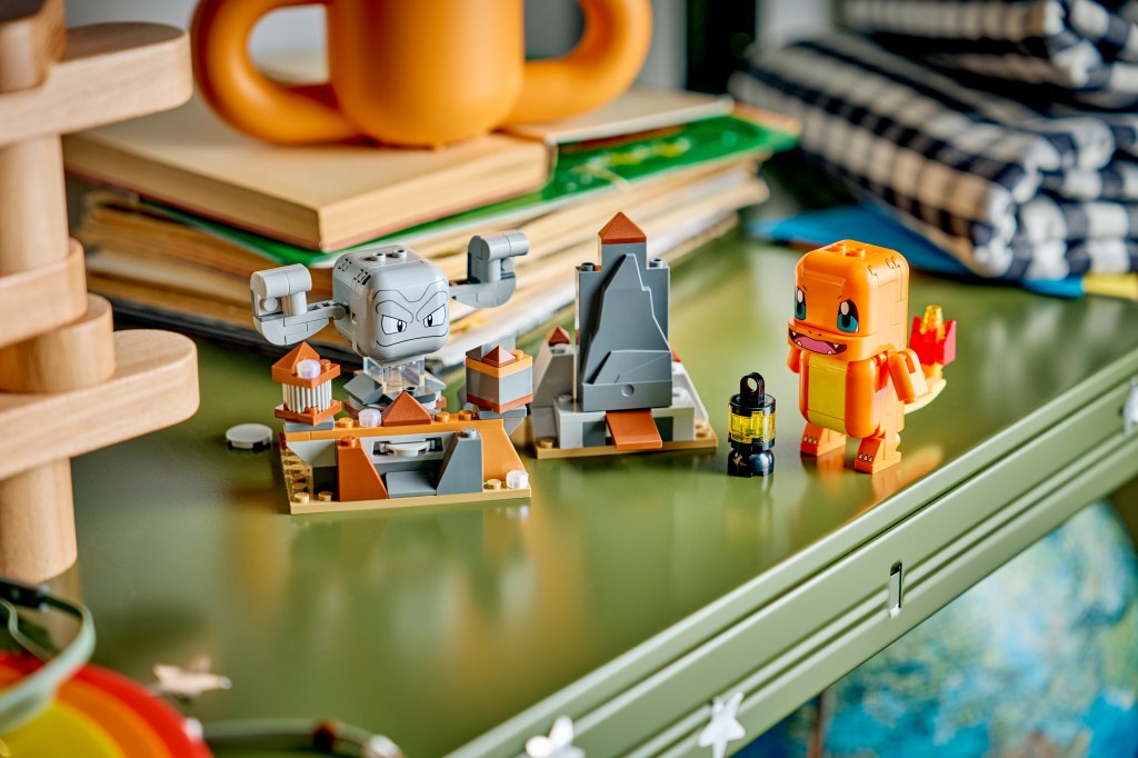 LEGO Pokémon 72157 SMART Play : Salamèche et Racaillou, le combat dans la grotte