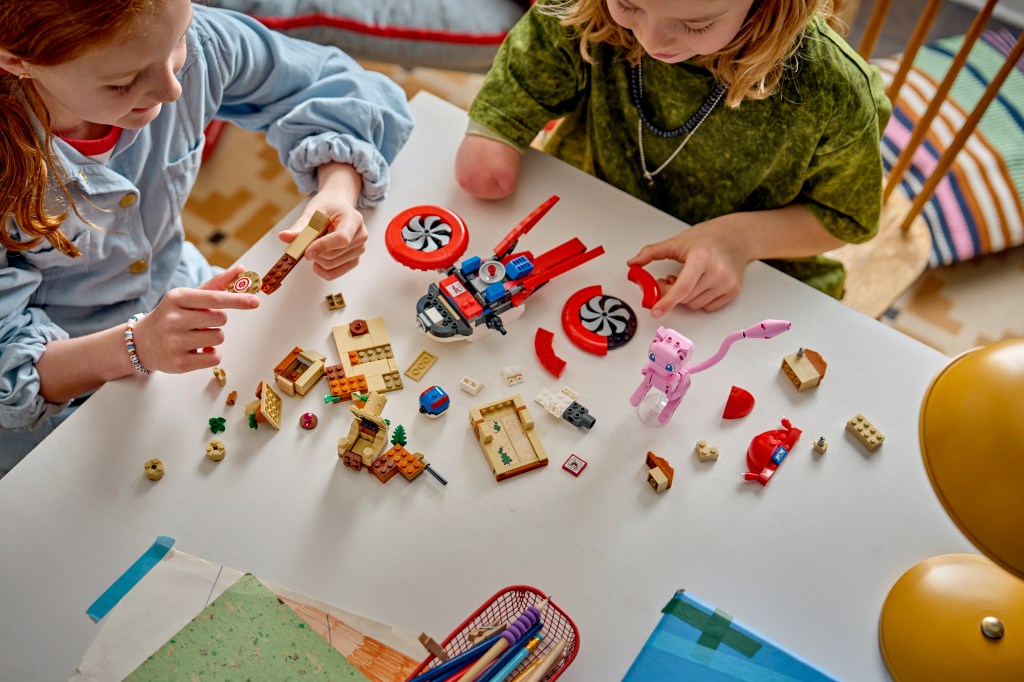 construction LEGO Pokémon 72161 SMART Play : recherche de Mew fabuleux en drone