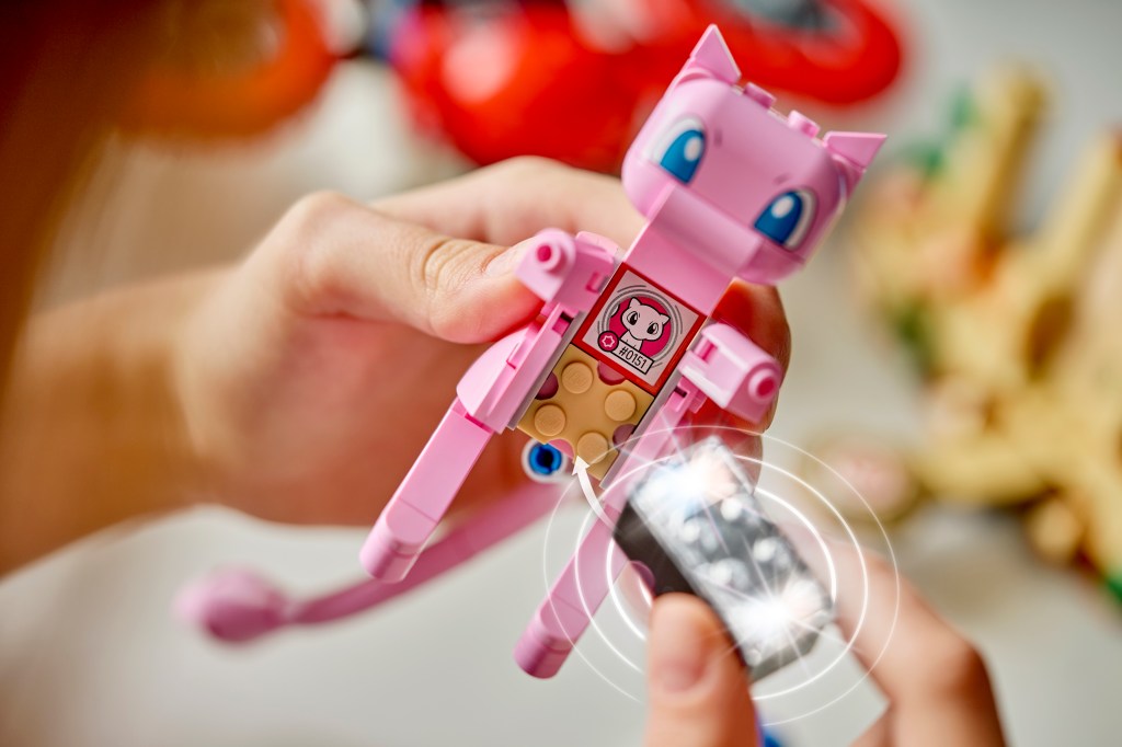 détails LEGO Pokémon 72161 SMART Play : recherche de Mew fabuleux en drone