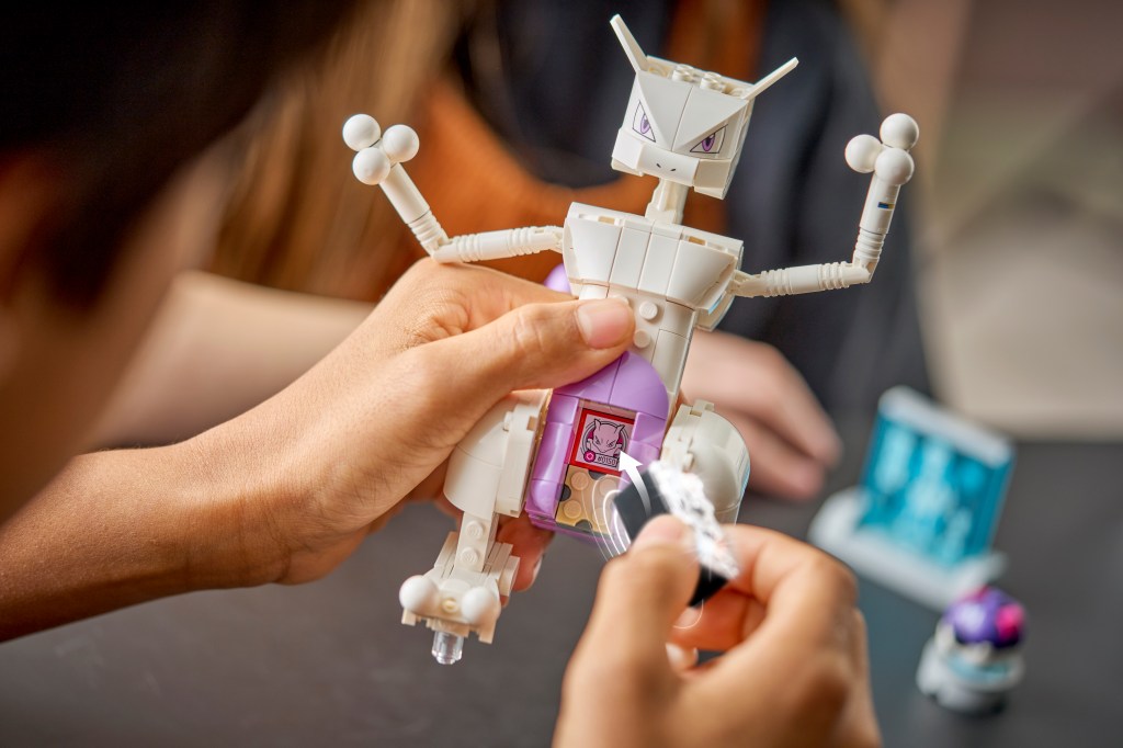 détails LEGO Pokémon 72163 SMART Play : L'évasion du labo de Mewtwo