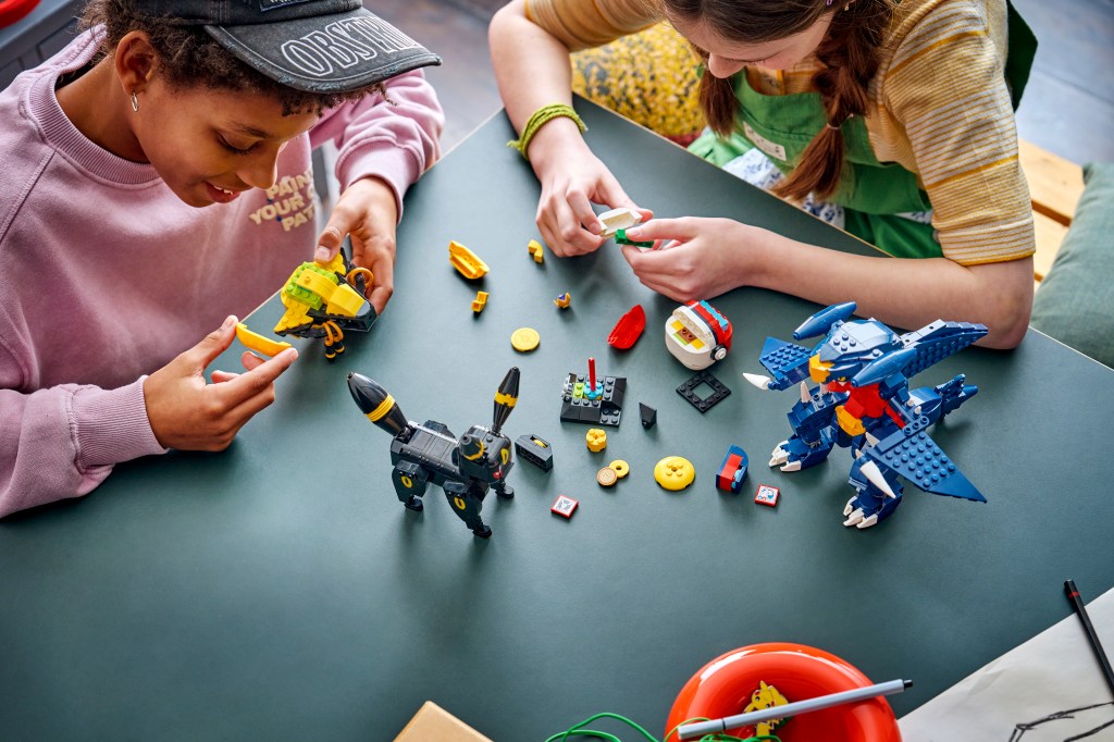 construction LEGO Pokémon 72165 SMART Play : Le combat entre Noctali et Carchacrok