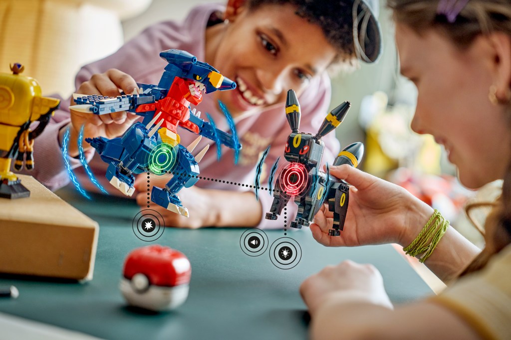 LEGO Pokémon 72165 SMART Play : Le combat entre Noctali et Carchacrok