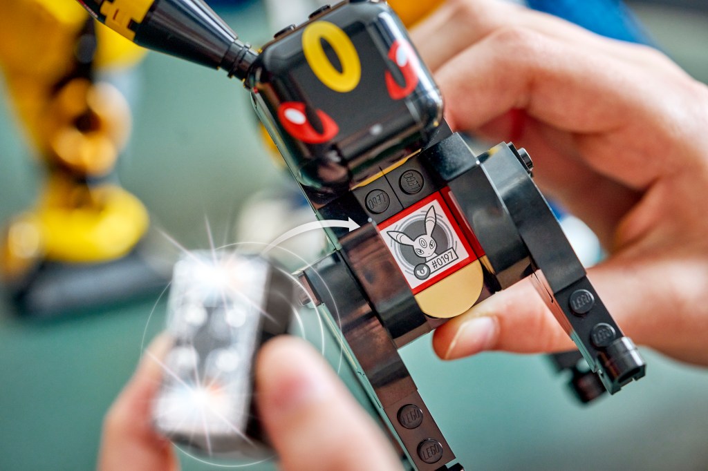 détails LEGO Pokémon 72165 SMART Play : Le combat entre Noctali et Carchacrok