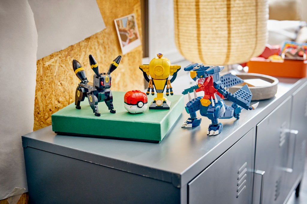 LEGO Pokémon 72165 SMART Play : Le combat entre Noctali et Carchacrok