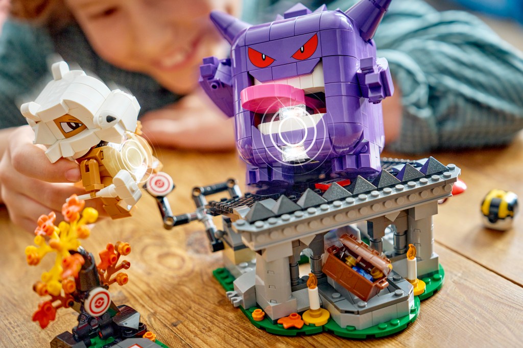 détails LEGO Pokémon 72166 SMART Play : L'affrontement terrifiant entre Osselait et Ectoplasma