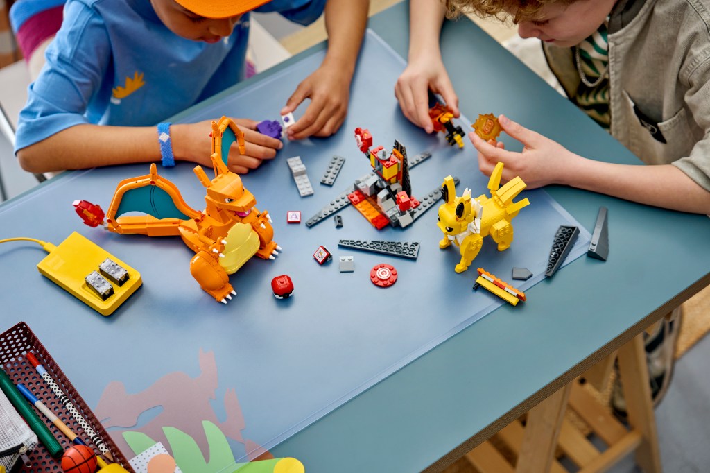 construction LEGO Pokémon 72167 SMART Play : Le Combat Ultime entre Dracaufeu et Voltali