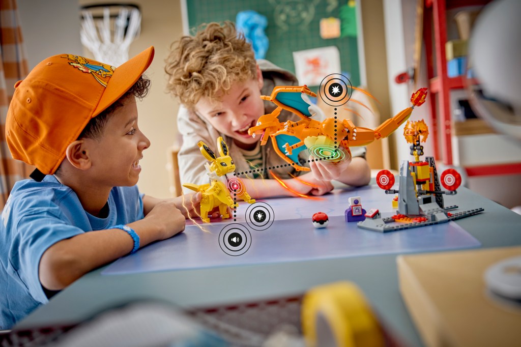 LEGO Pokémon 72167 SMART Play : Le Combat Ultime entre Dracaufeu et Voltali