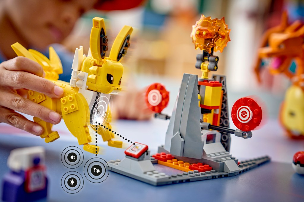détails LEGO Pokémon 72167 SMART Play : Le Combat Ultime entre Dracaufeu et Voltali