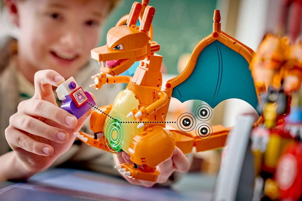 détails LEGO Pokémon 72167 SMART Play : Le Combat Ultime entre Dracaufeu et Voltali