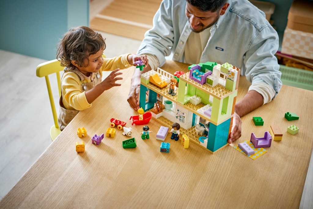 construction LEGO® DUPLO Ma Ville 10470 La Maison Familiale Moderne 3-en-1