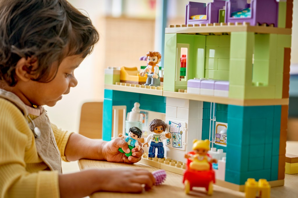 détails LEGO® DUPLO Ma Ville 10470 La Maison Familiale Moderne 3-en-1