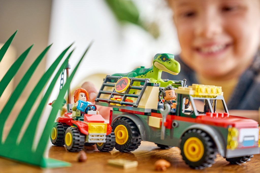détails LEGO® Jurassic World 77978 Le Camion de Transport du Jeune T-Rex