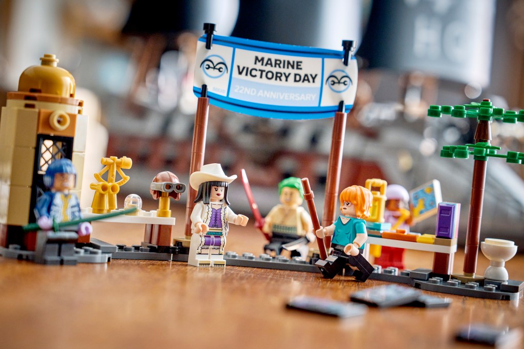 détails LEGO ONE PIECE 75646 : Le navire de la marine de Garp