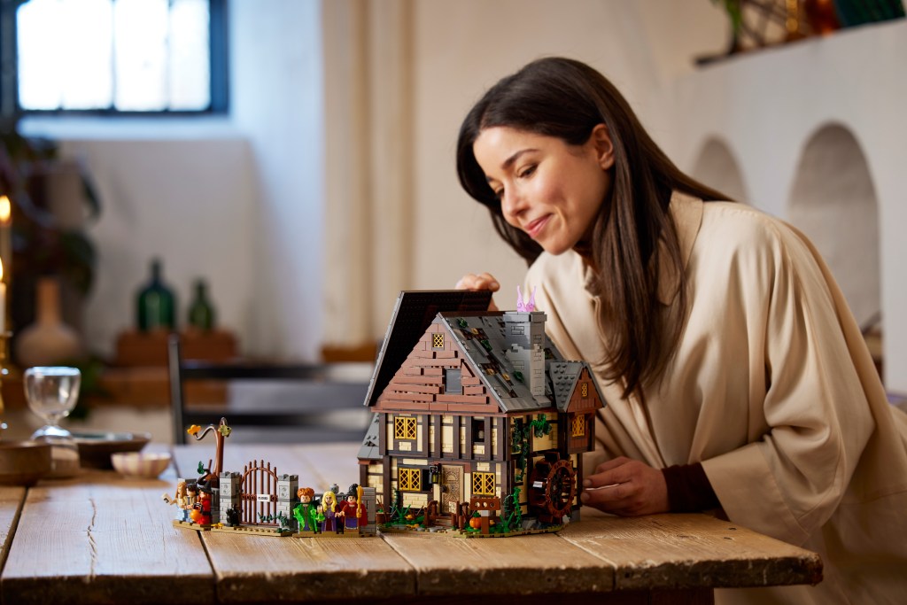 LEGO IDEAS 21341 Hocus Pocus Disney : le manoir des sœurs Sanderson